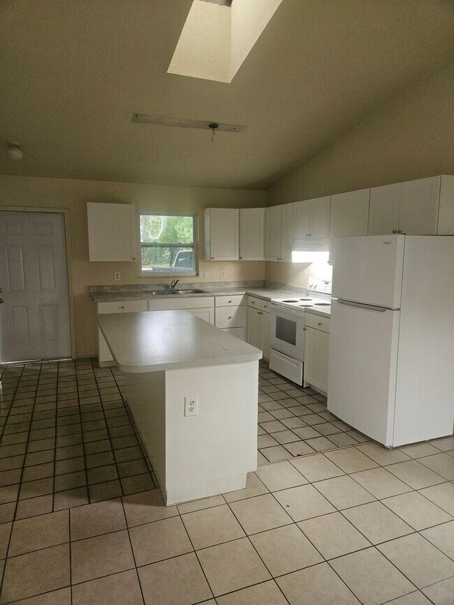 Building Photo - 2/1 DUPLEX
