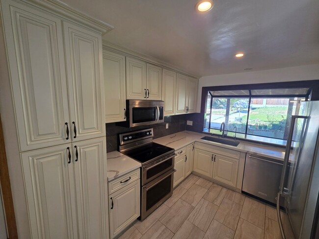 Building Photo - 3 Bedroom Home for Rent with RV Parking, Rock Views & Large Lot