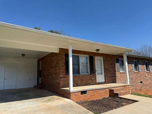 Building Photo - Charming 3BR Home in Peaceful Morganton Setting – Move-In Ready!