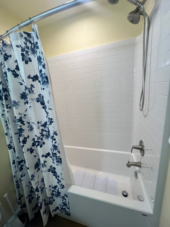 Building Photo - Ventura - Fully furnished one bedroom, one bath month to month rental!