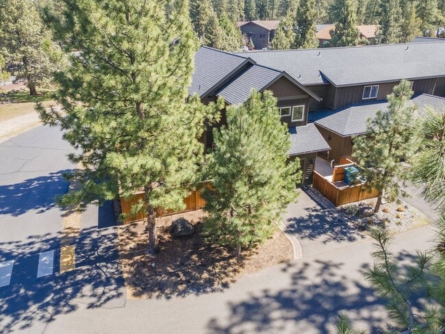 Building Photo - 923 E Desperado Trail