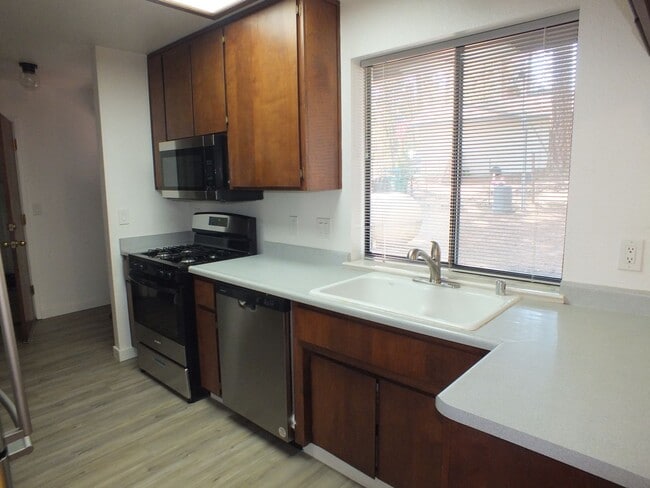 Building Photo - 5680 Azalea Cir