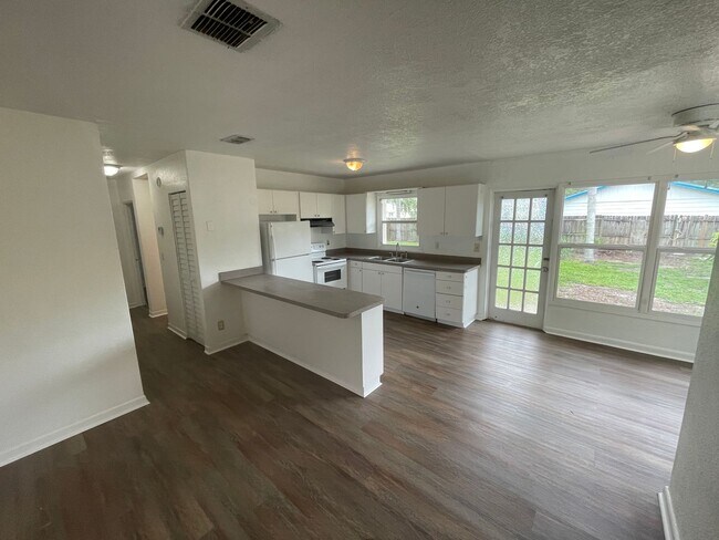 Building Photo - Charming 3-Bedroom Home with 1 Bath and 1-...