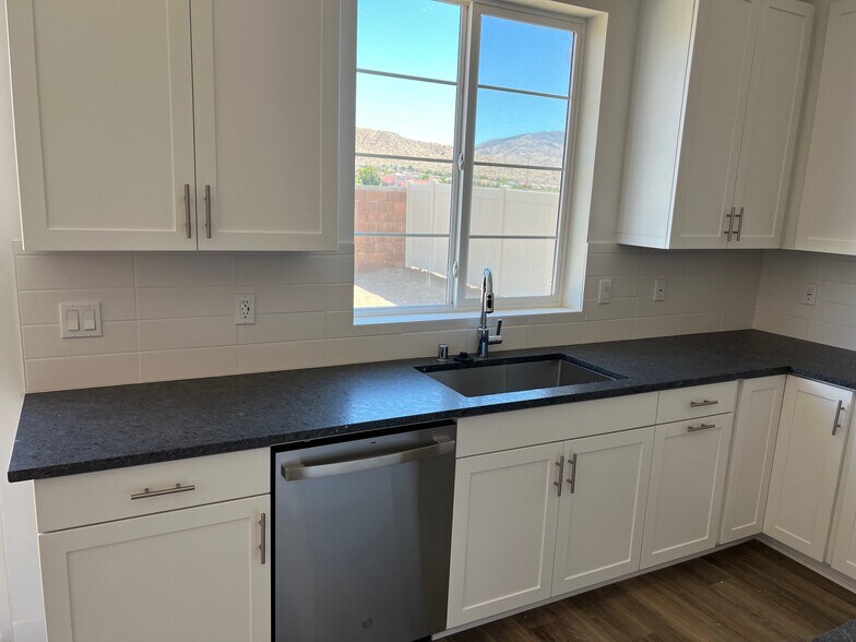 kitchen - 1840 Vincent Dr
