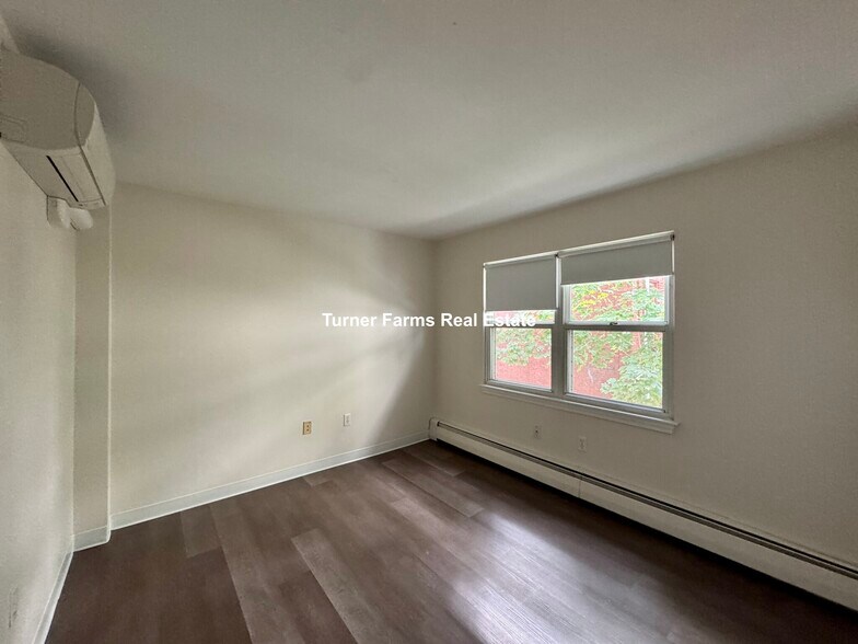 Building Photo - 693 Parker St