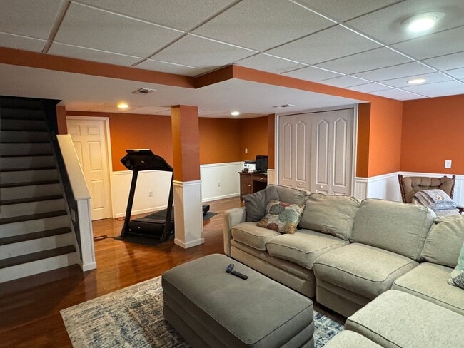 Building Photo - Beautiful Three Bedroom Townhouse