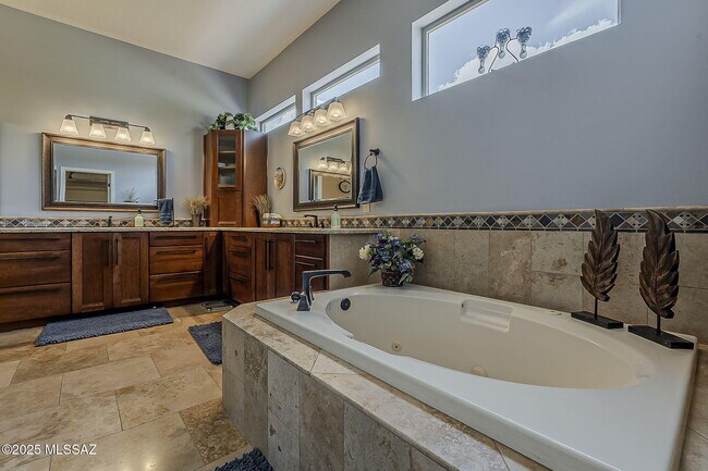 Building Photo - 65473 E Rose Ridge Dr
