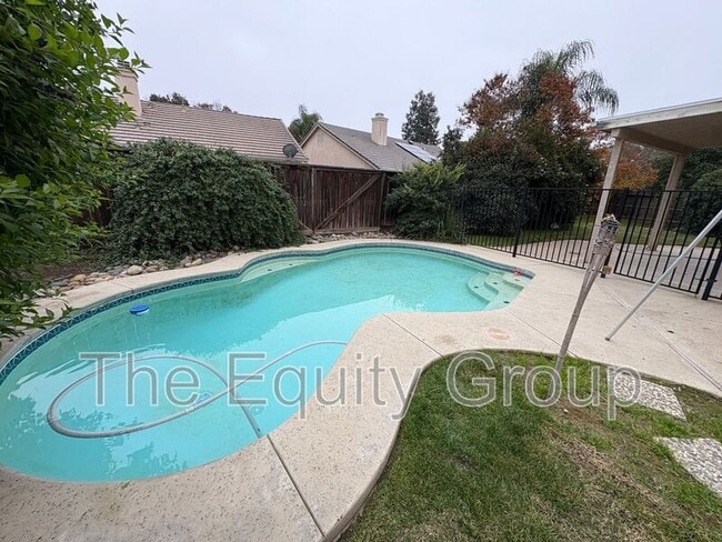 Building Photo - 2650 S Peppertree St