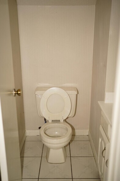 Building Photo - Room in House on Corona Dr