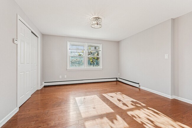 Building Photo - 145 Pleasant Valley Way