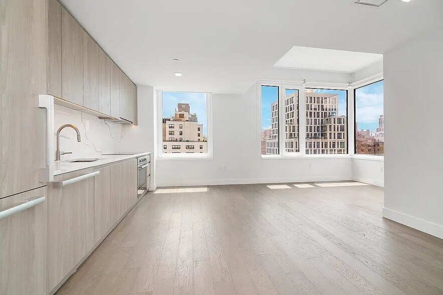 Building Photo - 200 E 23rd St