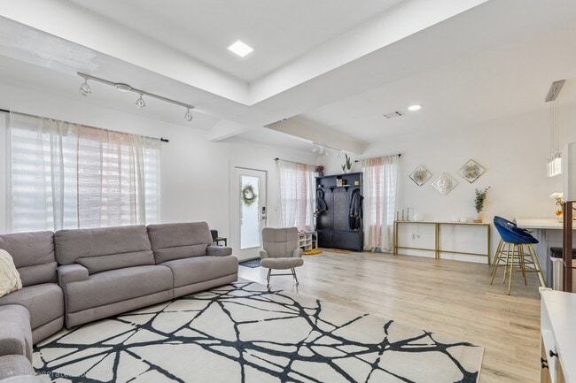 Building Photo - 84 Center Ave