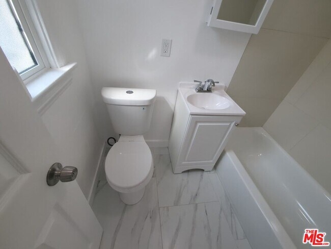 Building Photo - 4215 S Budlong Ave