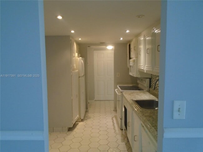 Building Photo - 7051 Environ Blvd