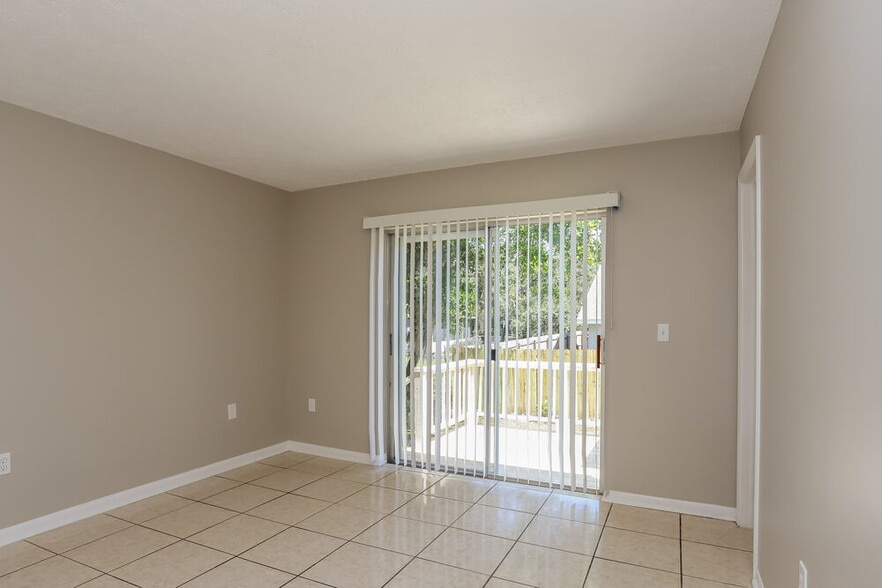 Building Photo - 9811 N Connechusett Rd