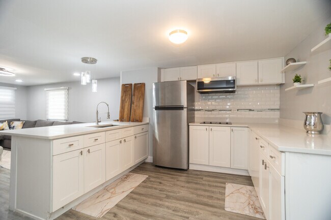 Building Photo - 9945 Sunnyside Ave