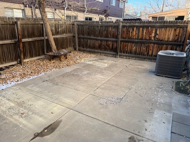 Building Photo - LARGE TOWNHOUSE IN CENTENNIAL!!!