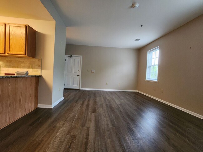 Building Photo - TWO BEDROOM APARTMENT MAIN & MARKET STREETS