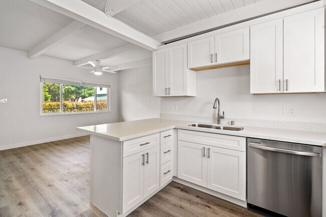 Building Photo - Renovated 2 Bedroom 1 Bath Unit