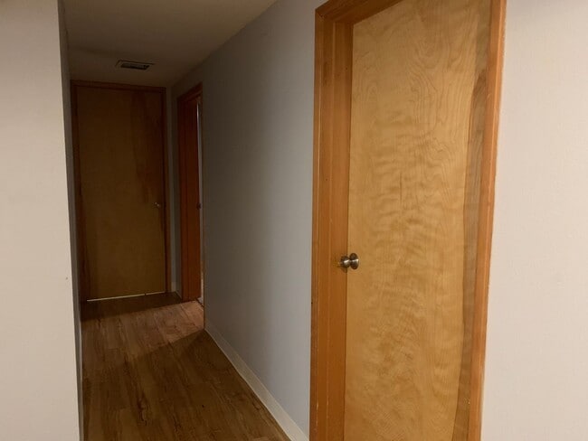 Building Photo - O1100-1106