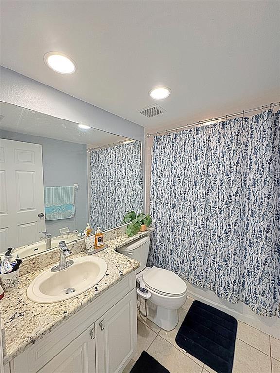 Building Photo - 1200 Country Club Dr