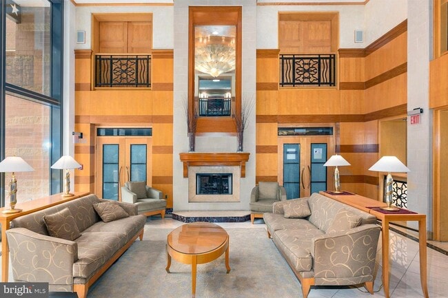 Building Photo - Luxurious living in Penn Quarter