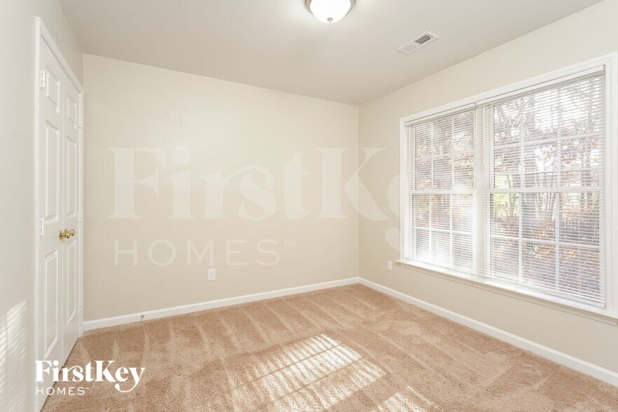 Building Photo - 3121 Southhampton Dr