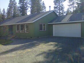 Building Photo - Rare 4 Bed 2 Bath with Attached Garage