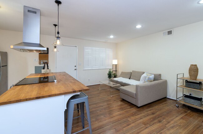 Building Photo - 4355 Diamond St