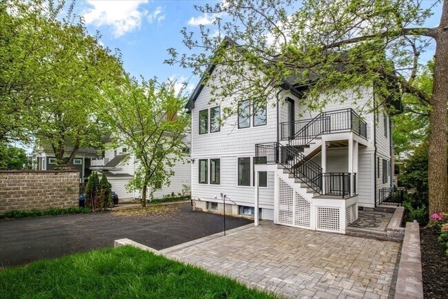 Building Photo - 116 Thorndike St
