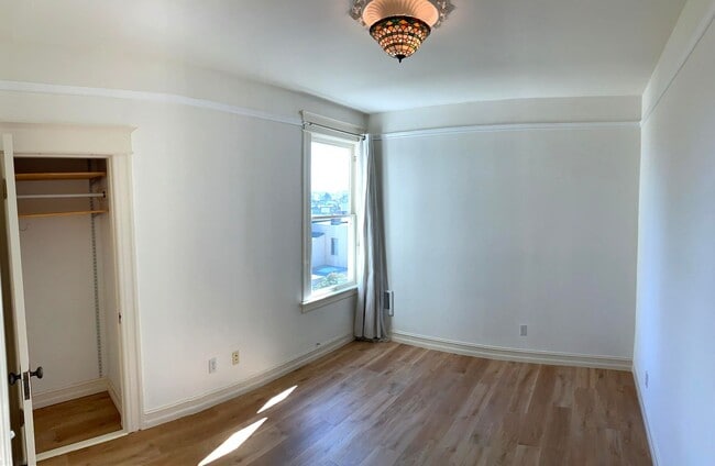 Building Photo - UPDATED BRIGHT 2BR/1BA  Top Floor Noe Vall...