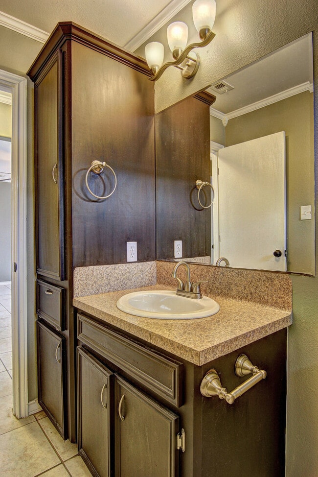 Building Photo - 5825 Skylark Dr