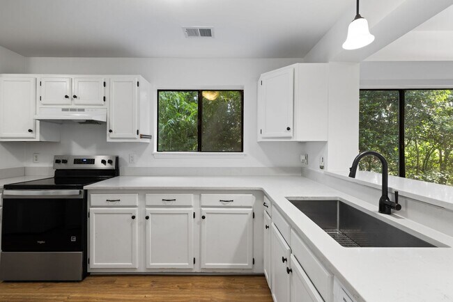 Building Photo - Available now. Beautifully updated 3 BR/2....