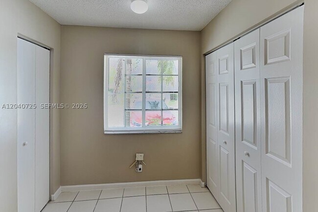 Building Photo - 4728 SW 13th Pl