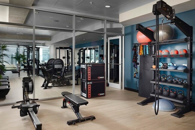 Building Photo - Modern Studio, Skyline Views