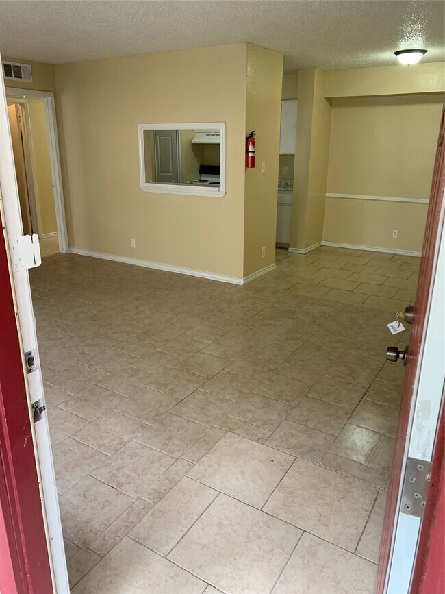 Building Photo - 10110 Westview Dr