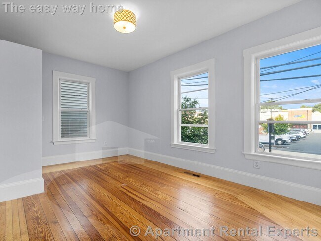 Building Photo - 98 Elm St