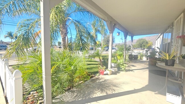 Building Photo - Gorgeous Single Story Home