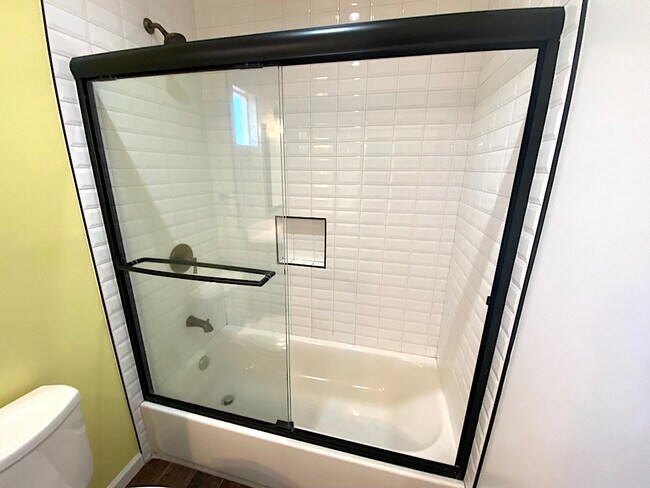 Building Photo - 4861 Mascot St