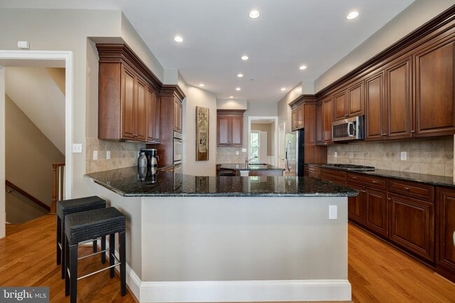 Building Photo - 712 Bracey Ln