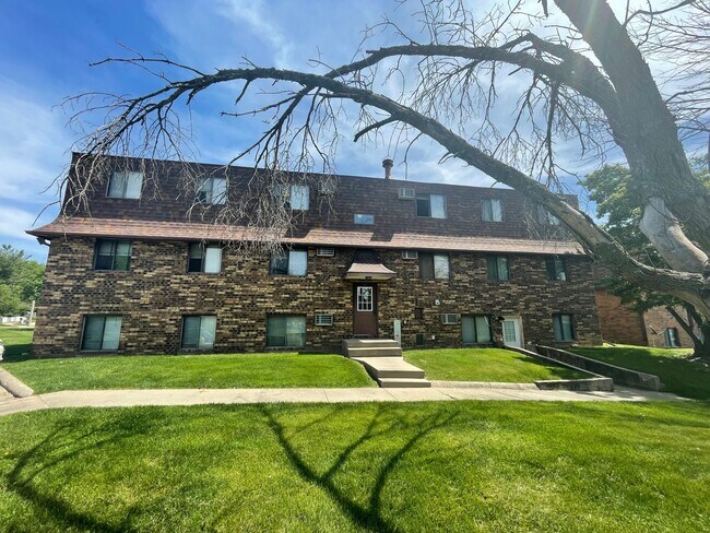 Building Photo - 2 bedroom west side Iowa City apartment