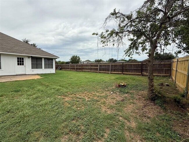 Building Photo - 916 Whitehall Dr