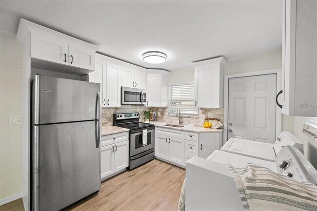 Building Photo - 715 6th Ave NE