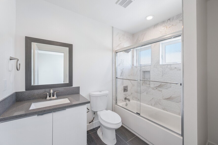 Building Photo - 2733 S La Brea Ave