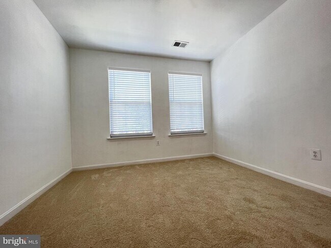 Building Photo - 4971 Clarendon Terrace