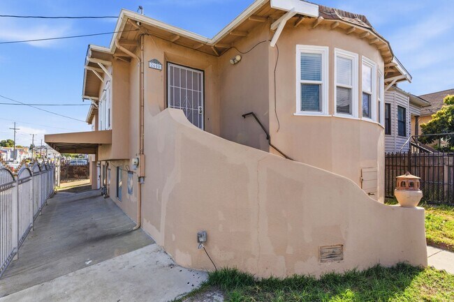 Building Photo - Spacious 3-Bedroom House in Oakland's Meadow Brook