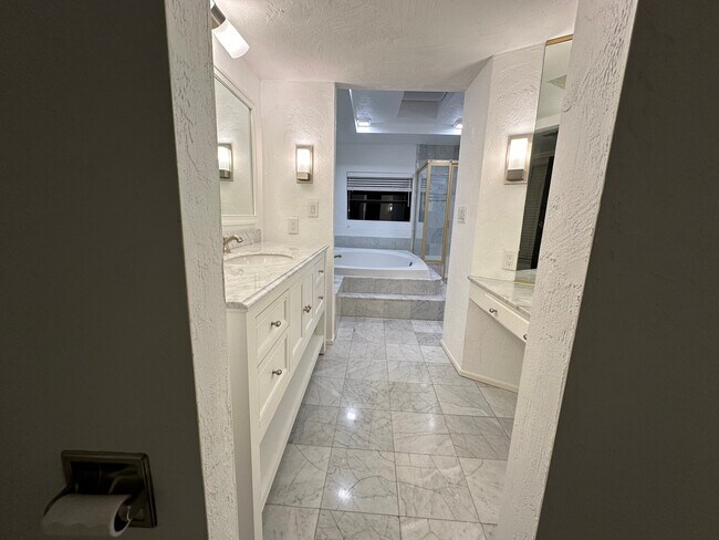 Building Photo - 19 Bronco Dr