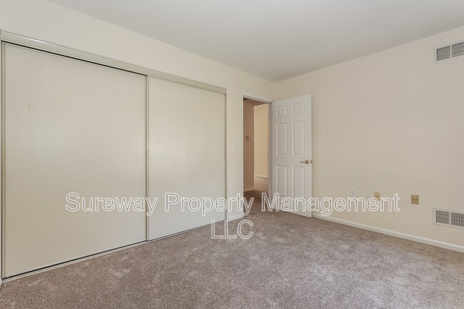Building Photo - 1042 A Canterbury Dr