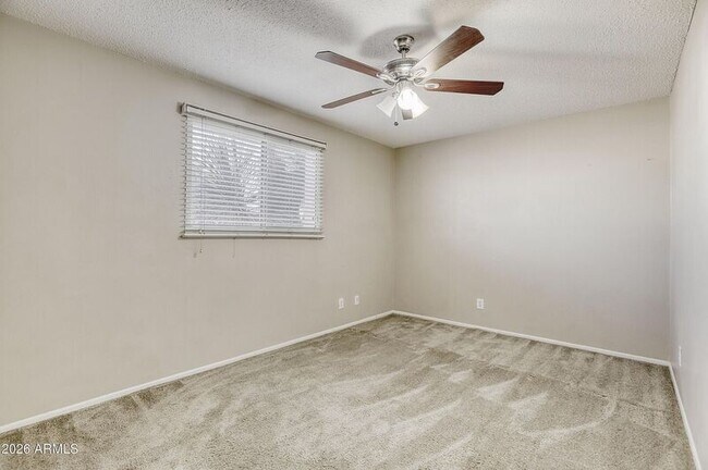 Building Photo - 921 E Campus Dr