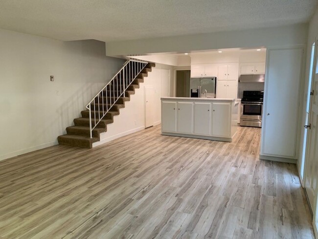 Building Photo - AMAZING REMODELED 2 BED / 2 BATH BELMONT H...